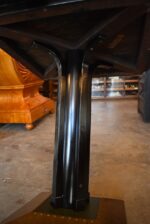 Starožitný stolek Thonet ve stylu Josefa Hoffmanna s mosaznou základnou z let 1905–1910.