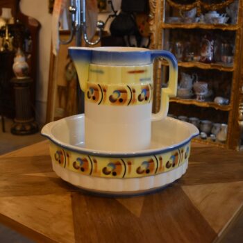 Starožitná toaletní souprava ART-DECO džbán a lavor se žluto-modro-hnědým geometrickým dekorem