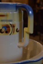 Starožitná toaletní souprava ART-DECO džbán a lavor se žluto-modro-hnědým geometrickým dekorem