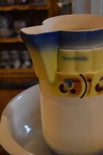 Starožitná toaletní souprava ART-DECO džbán a lavor se žluto-modro-hnědým geometrickým dekorem