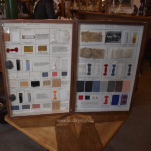 Historické školní vitrínky s výukovými panely ovčí vlny a umělých vláken z období socialismu.