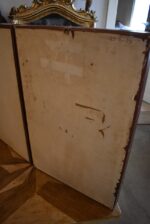 Historické školní vitrínky s výukovými panely ovčí vlny a umělých vláken z období socialismu.