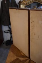 Historické školní vitrínky s výukovými panely ovčí vlny a umělých vláken z období socialismu.