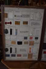 Historické školní vitrínky s výukovými panely ovčí vlny a umělých vláken z období socialismu.