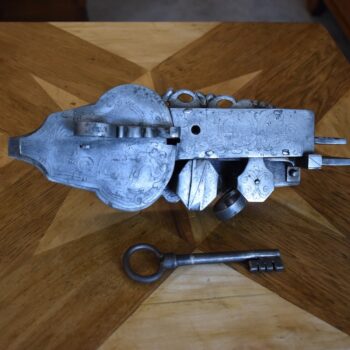 Velký starožitný ručně kovaný renesanční dveřní zámek z Čech z 2. poloviny 17. století.