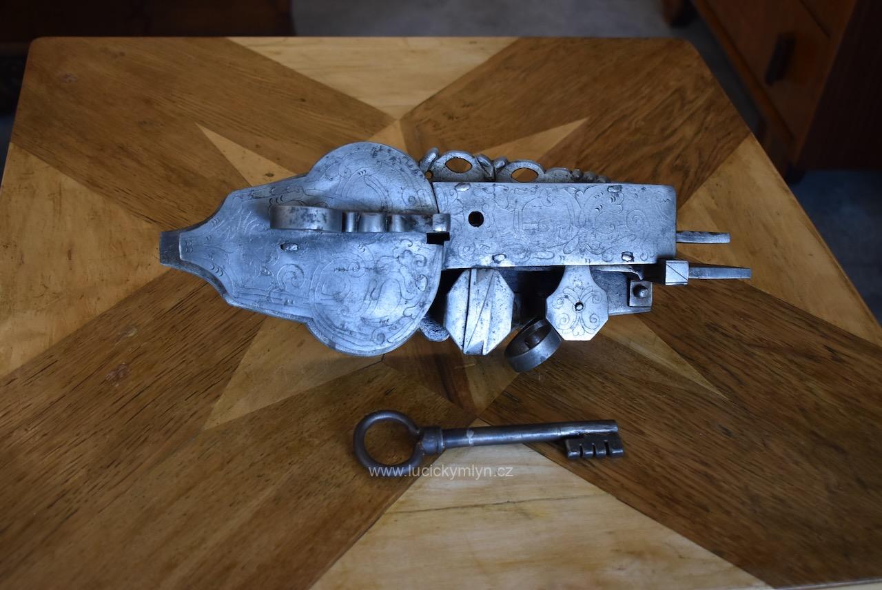 Velký a reprezentativní ručně kovaný a funkční starožitný dveřní otevřený zámek z období vrcholné renesance - Čechy druhá polovina 17. stol. Velký starožitný ručně kovaný renesanční dveřní zámek z Čech z 2. poloviny 17. století.