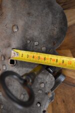 Velký starožitný ručně kovaný renesanční dveřní zámek z Čech z 2. poloviny 17. století.