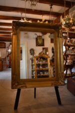 Velké starožitné nástěnné zrcadlo v hlubokém zlatém rámu blondel s akantovým dekorem