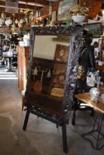 Velké starožitné měšťanské zrcadlo v neorenesančním tmavě mořeném dubovém rámu s fazetou.