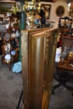 Velké starožitné nástěnné zrcadlo v hlubokém zlatém rámu blondel s akantovým dekorem