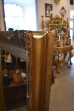 Velké starožitné nástěnné zrcadlo v hlubokém zlatém rámu blondel s akantovým dekorem