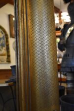 Velké starožitné nástěnné zrcadlo v hlubokém zlatém rámu blondel s akantovým dekorem