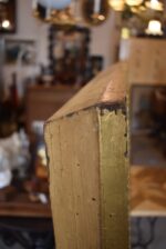 Starožitné nástěnné zrcadlo v zlatém biedermeirovském rámu s listovcem a vejcovcem.