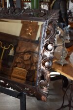 Velké starožitné měšťanské zrcadlo v neorenesančním tmavě mořeném dubovém rámu s fazetou.