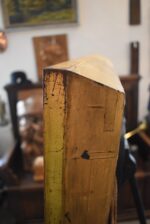 Starožitné nástěnné zrcadlo v zlatém biedermeirovském rámu s listovcem a vejcovcem.