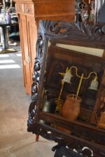 Velké starožitné měšťanské zrcadlo v neorenesančním tmavě mořeném dubovém rámu s fazetou.