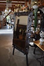 Velké starožitné měšťanské zrcadlo v neorenesančním tmavě mořeném dubovém rámu s fazetou.