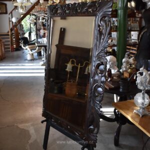 Velké starožitné měšťanské zrcadlo v neorenesančním tmavě mořeném dubovém rámu s fazetou.