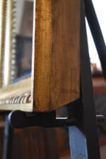 Starožitné nástěnné zrcadlo v zlatém biedermeirovském rámu s listovcem a vejcovcem.