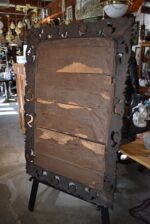 Velké starožitné měšťanské zrcadlo v neorenesančním tmavě mořeném dubovém rámu s fazetou.