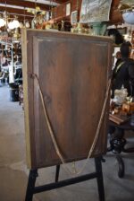 Starožitné nástěnné zrcadlo v zlatém biedermeirovském rámu s listovcem a vejcovcem.