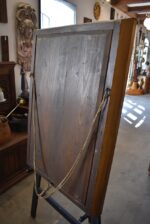 Starožitné nástěnné zrcadlo v zlatém biedermeirovském rámu s listovcem a vejcovcem.