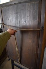 Starožitné nástěnné zrcadlo v zlatém biedermeirovském rámu s listovcem a vejcovcem.