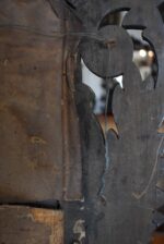 Velké starožitné měšťanské zrcadlo v neorenesančním tmavě mořeném dubovém rámu s fazetou.