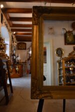 Velké starožitné nástěnné zrcadlo v hlubokém zlatém rámu blondel s akantovým dekorem