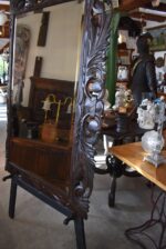 Velké starožitné měšťanské zrcadlo v neorenesančním tmavě mořeném dubovém rámu s fazetou.