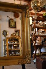 Velké starožitné nástěnné zrcadlo v hlubokém zlatém rámu blondel s akantovým dekorem