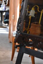 Velké starožitné měšťanské zrcadlo v neorenesančním tmavě mořeném dubovém rámu s fazetou.