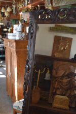 Velké starožitné měšťanské zrcadlo v neorenesančním tmavě mořeném dubovém rámu s fazetou.