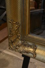 Velké starožitné nástěnné zrcadlo v hlubokém zlatém rámu blondel s akantovým dekorem