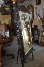 Velké starožitné měšťanské zrcadlo v neorenesančním tmavě mořeném dubovém rámu s fazetou.