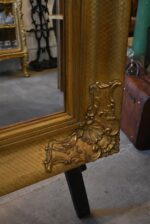 Velké starožitné nástěnné zrcadlo v hlubokém zlatém rámu blondel s akantovým dekorem