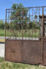 Starožitná secesní dvoukřídlá kovaná brána s brankou a florální průhledovou mříží