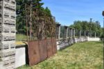 Starožitná secesní dvoukřídlá kovaná brána s brankou a florální průhledovou mříží