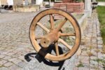 Starožitné kolářsky vyrobené dřevěné kolo z trakaře s kovanou ocelovou obručí