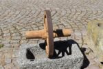 Starožitné kolářsky vyrobené dřevěné kolo z trakaře s kovanou ocelovou obručí