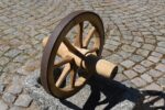 Starožitné kolářsky vyrobené dřevěné kolo z trakaře s kovanou ocelovou obručí