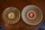 Starožitné porcelánové košíčky s antickým medailonem, nejspíše Doubí u Karlových Varů, pár