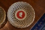 Starožitné porcelánové košíčky s antickým medailonem, nejspíše Doubí u Karlových Varů, pár