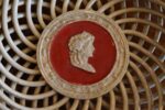Starožitné porcelánové košíčky s antickým medailonem, nejspíše Doubí u Karlových Varů, pár