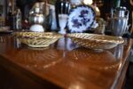 Starožitné porcelánové košíčky s antickým medailonem, nejspíše Doubí u Karlových Varů, pár