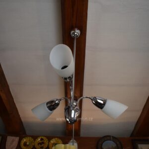 Elegantní retro tří-ramenný lustr s chromovaným povrchem a mléčně bílými válcovými stínidly.
