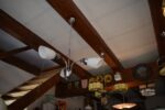 Elegantní retro tří-ramenný lustr s chromovaným povrchem a mléčně bílými válcovými stínidly.