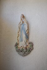 Závěsná reliéfní soška Panny Marie Lurdské z biskvitu ručně malovaná a zlacená.