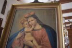 Starožitný náboženský obraz z bohatšího domácího prostředí „Madona s Ježíškem“ - malba olejem na plátno z druhé čtvrtiny 19. stol. je kvalitním a originálním náboženským obrazem po generace předávajícím Mariánskou víru v přímluvkyni i duchovní útěchu