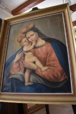 Starožitný náboženský obraz z bohatšího domácího prostředí „Madona s Ježíškem“ - malba olejem na plátno z druhé čtvrtiny 19. stol. je kvalitním a originálním náboženským obrazem po generace předávajícím Mariánskou víru v přímluvkyni i duchovní útěchu